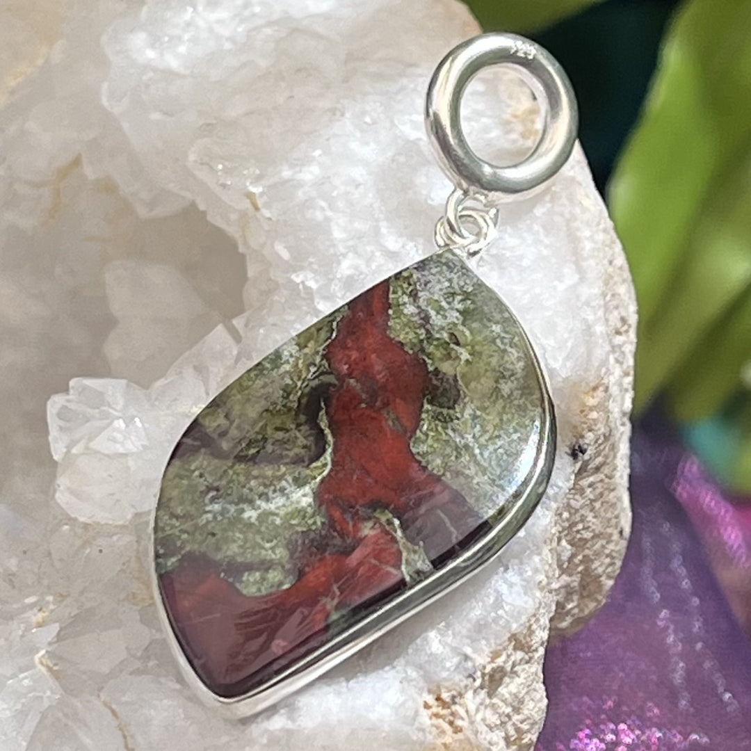 Pendant Dragons Blood Freeform 4.1 cm