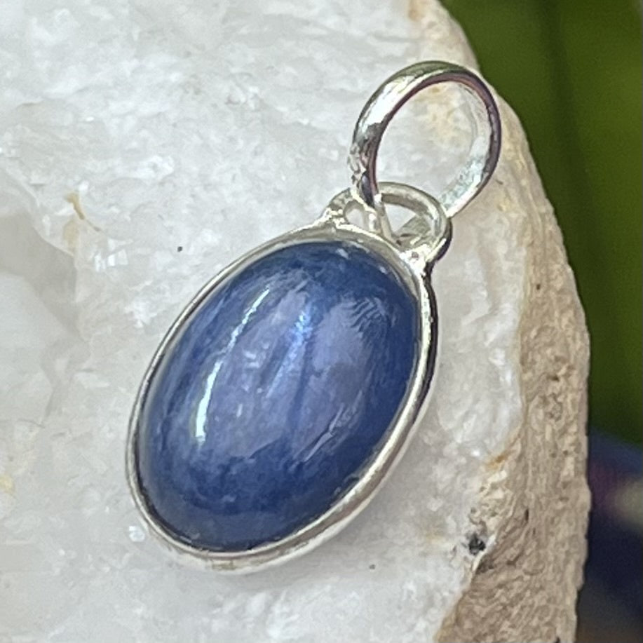 Pendant Kyanite Oval 2.4 cm