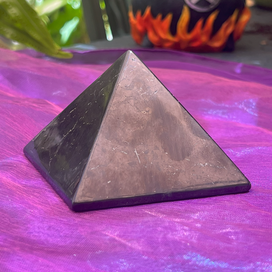 Pyramid Shungite 7.4 cm | Carpe Diem With Remi