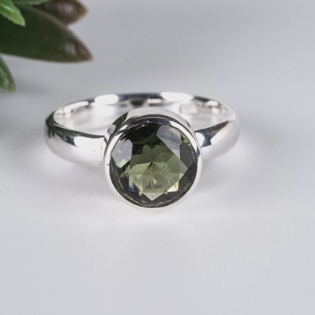 Ring Moldavite Round Facet 0.8 cm