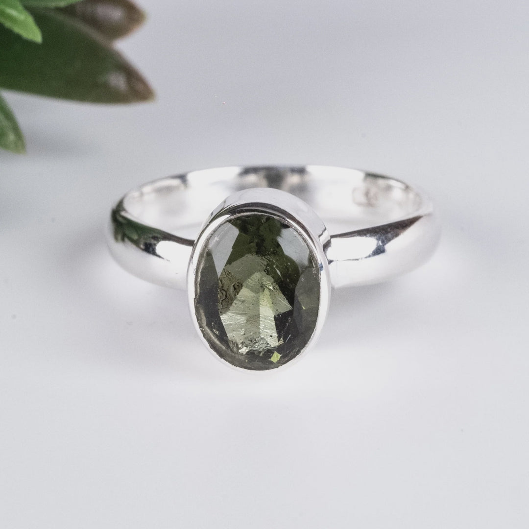 Ring Moldavite Oval Facet 0.9 cm