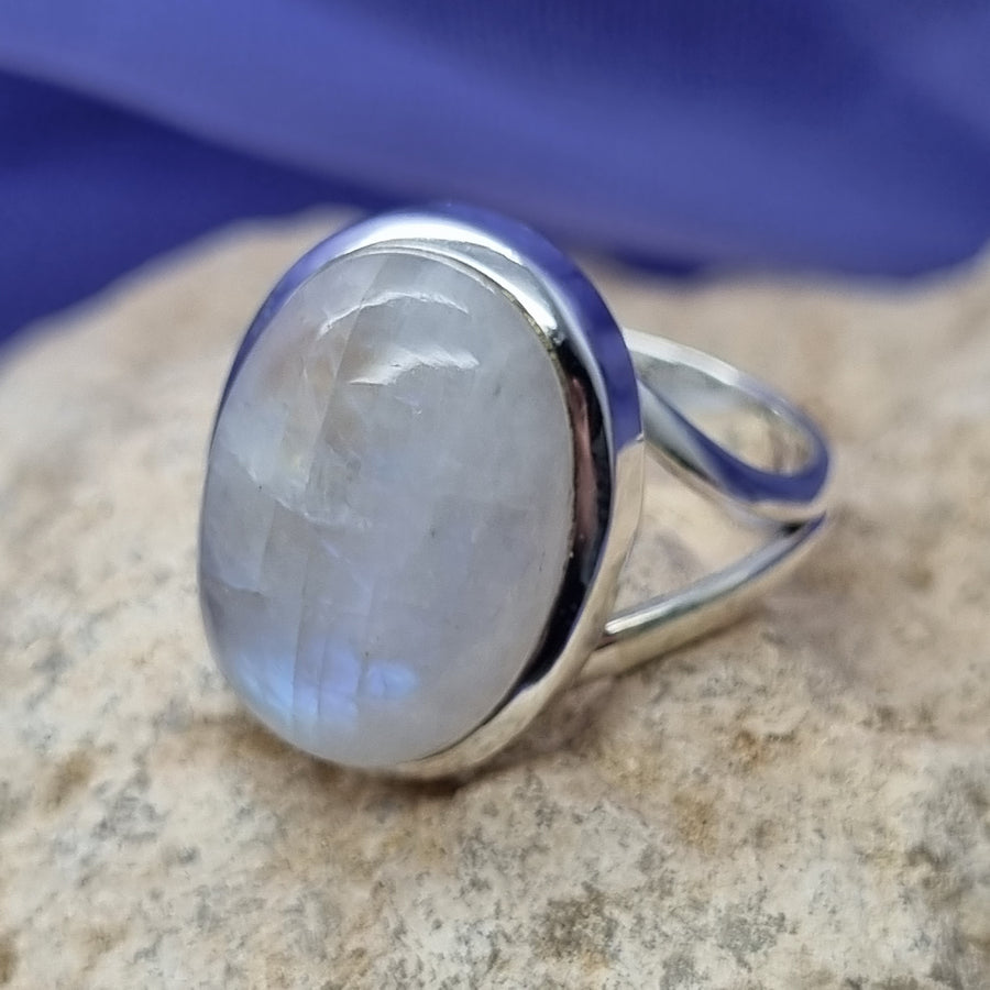 Ring Rainbow Moonstone Oval 2 cm | Carpe Diem With Remi