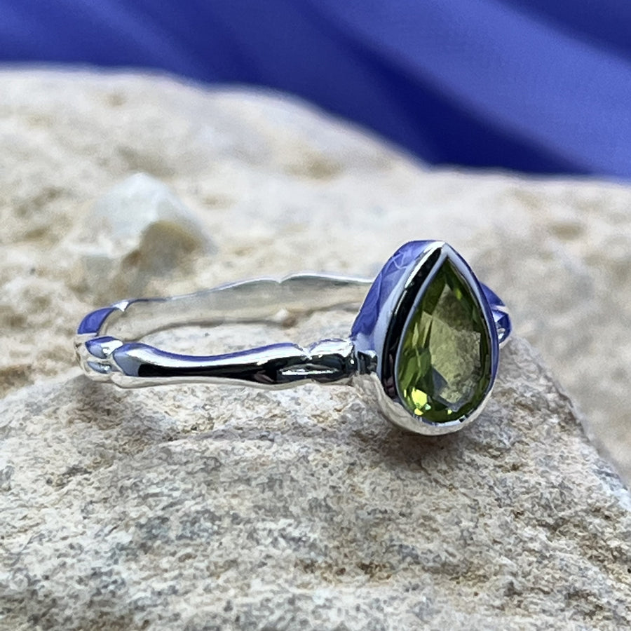 Ring Peridot Faceted Teardrop 0.8 cm | Carpe Diem With Remi