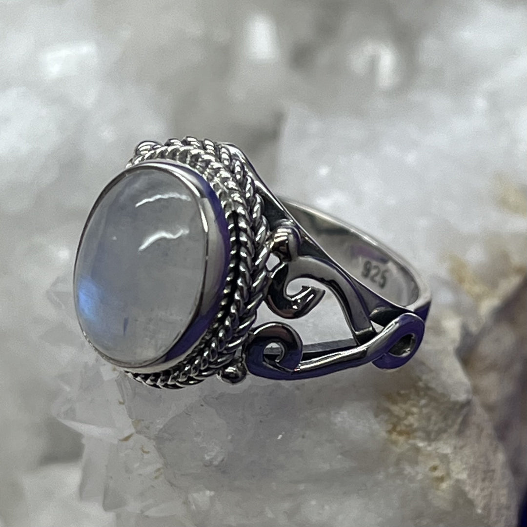 Ring Rainbow Moonstone Oval 1.1 cm