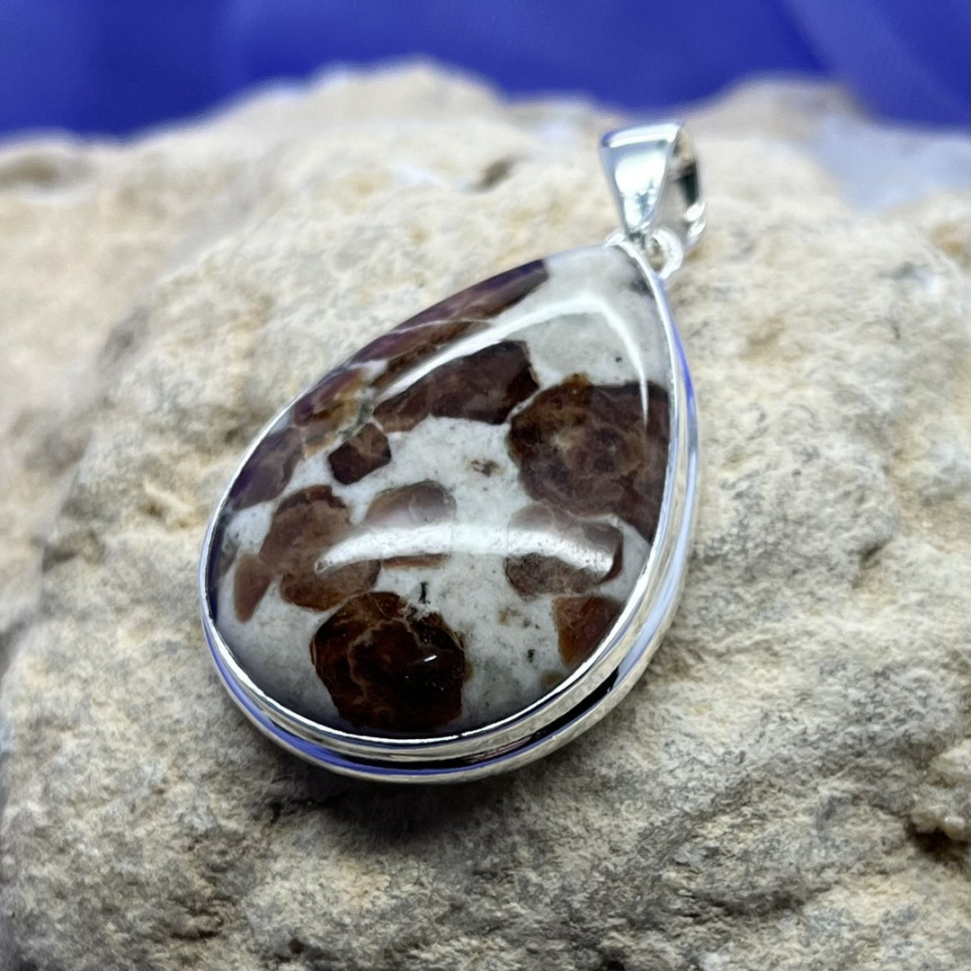 Pendant Garnet in Limestone Teardrop 4.2 cm