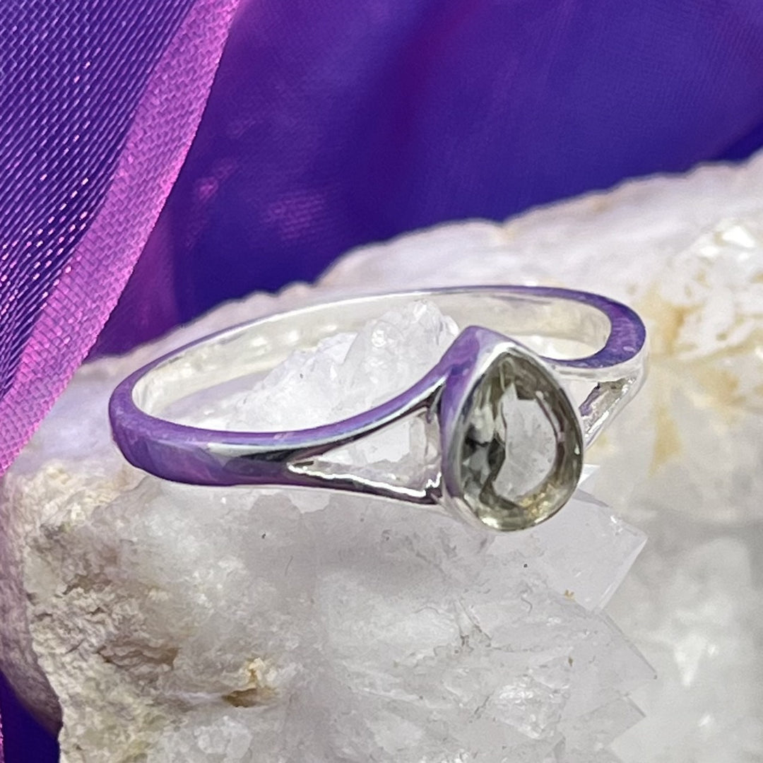 Ring Green Amethyst Teardrop Faceted 0.8 cm